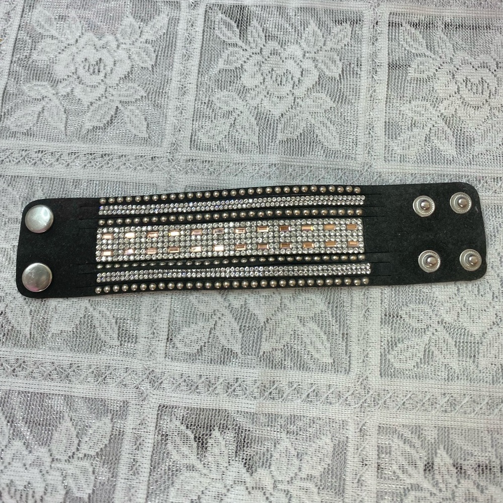 🌷 Y2K 🌷 Suede Type Black and Silver Crystal Snap Button Bracelet - Picture 6 of 8
